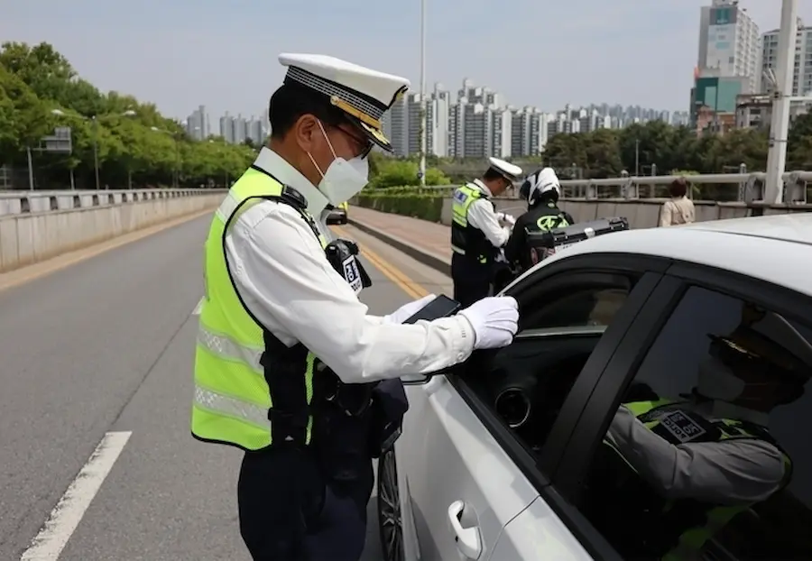 교통 단속중인 경찰